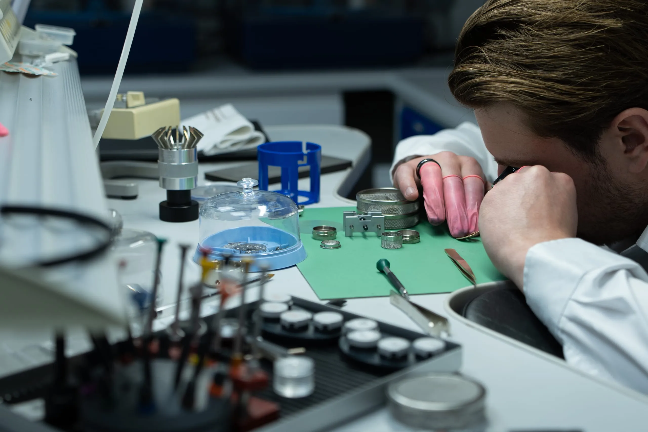 Vintage movements under restoration at the SwissMade workshop